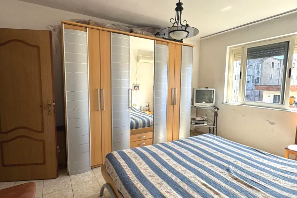 Shtepi ne shitje Apartament ne Tirane, 2+1, Mobilimi E mobiluar, Pagesa 129,000  Euro.