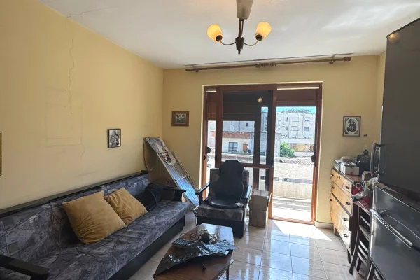 Shtepi ne shitje Apartament ne Tirane, 2+1, Mobilimi E mobiluar, Pagesa 129,000  Euro.