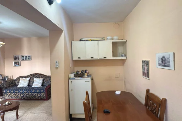 Shtepi ne shitje Apartament ne Tirane, 2+1, Mobilimi E mobiluar, Pagesa 129,000  Euro.