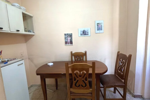 Shtepi ne shitje Apartament ne Tirane, 2+1, Mobilimi E mobiluar, Pagesa 129,000  Euro.