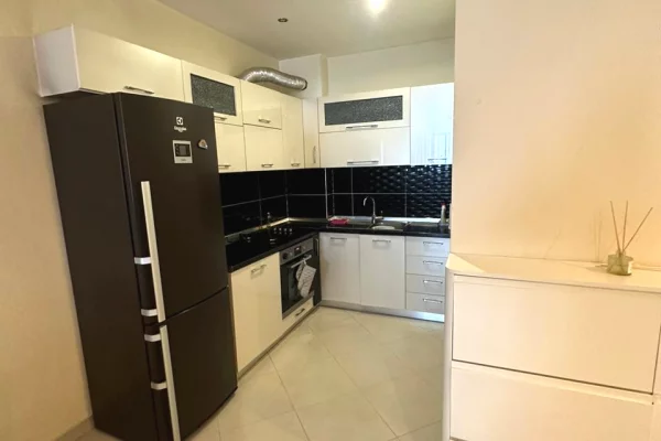 🏡 APARTAMENT ME QERA 1+1 – ASTIR, PRANË BAR OSLO