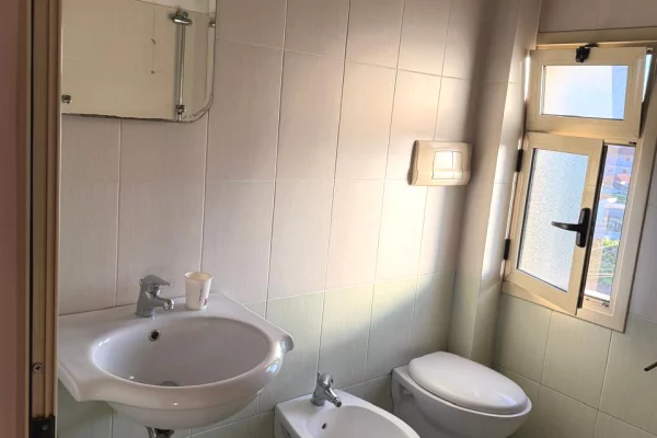 Shtepi me qera Apartament ne Tirane, 1+1, Mobilimi E mobiluar, Pagesa 40,000  Leke.