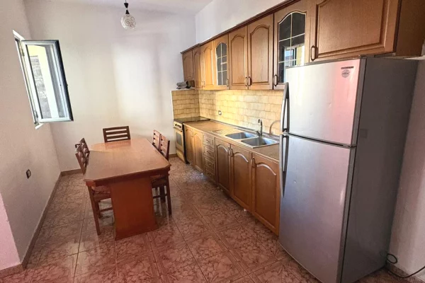Shtepi me qera Apartament ne Tirane, 1+1, Mobilimi E mobiluar, Pagesa 35,000  Leke.