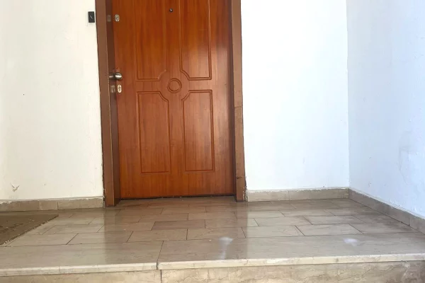 🏪 DYQAN ME QERA – PAZARI I RI, TIRANE