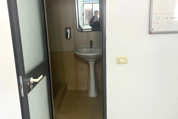 🏪 DYQAN ME QERA – PAZARI I RI, TIRANE