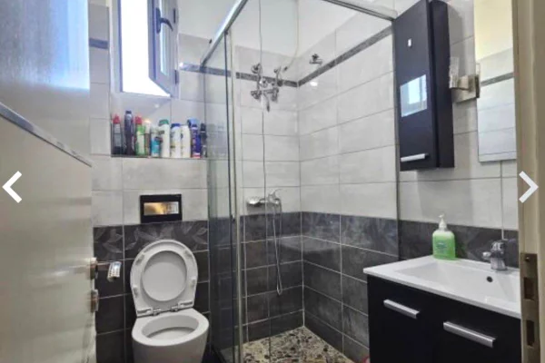 Shtepi ne shitje Apartament ne Tirane, 2+1, Mobilimi E mobiluar, Pagesa 163,000  Euro.