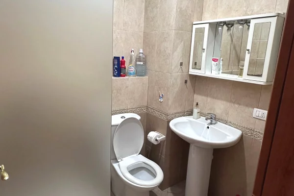 Shtepi me qera Apartament ne Tirane, 2+1, Mobilimi E mobiluar, Pagesa 60,000  Leke.