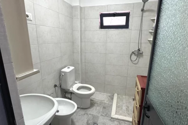 Shtepi ne shitje Apartament ne Tirane, Garsoniere, Mobilimi E mobiluar, Pagesa 99,000  Euro.