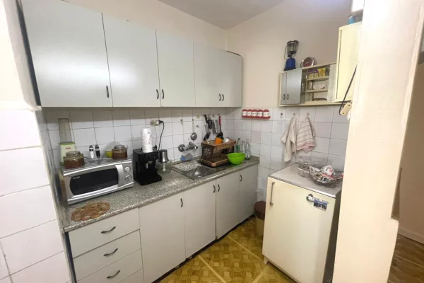 Shtepi ne shitje Apartament ne Tirane, 2+1, Mobilimi E mobiluar, Pagesa 130,000  Euro.