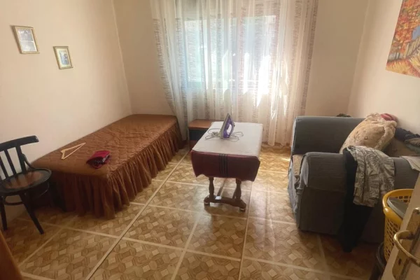 Shtepi ne shitje Apartament ne Tirane, 2+1, Mobilimi E mobiluar, Pagesa 130,000  Euro.