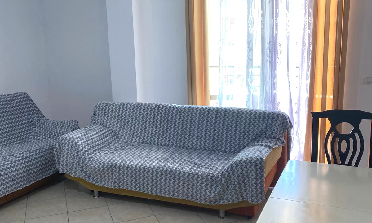 Shtepi me qera Apartament ne Tirane, 1+1, Mobilimi E mobiluar, Pagesa 35,000  Leke.