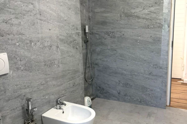 Shtepi ne shitje Apartament ne Tirane, 1+1, Mobilimi Bosh, pa mobiluar, Pagesa 13,000,000  Leke.