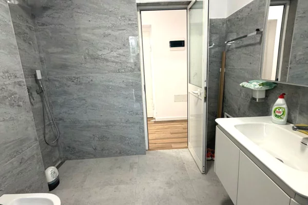 Shtepi ne shitje Apartament ne Tirane, 1+1, Mobilimi Bosh, pa mobiluar, Pagesa 13,000,000  Leke.