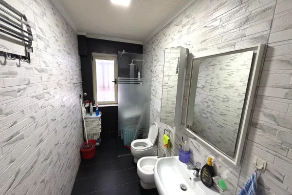 Shtepi ne shitje Apartament ne Tirane, 2+1, Mobilimi E mobiluar, Pagesa 160,000  Euro.