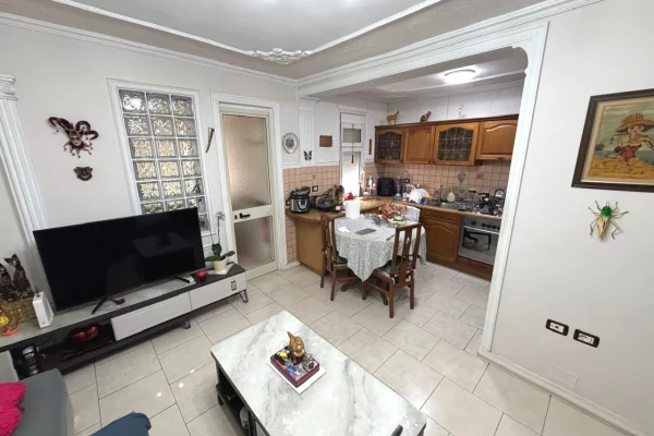 Shtepi ne shitje Apartament ne Tirane, 2+1, Mobilimi E mobiluar, Pagesa 160,000  Euro.