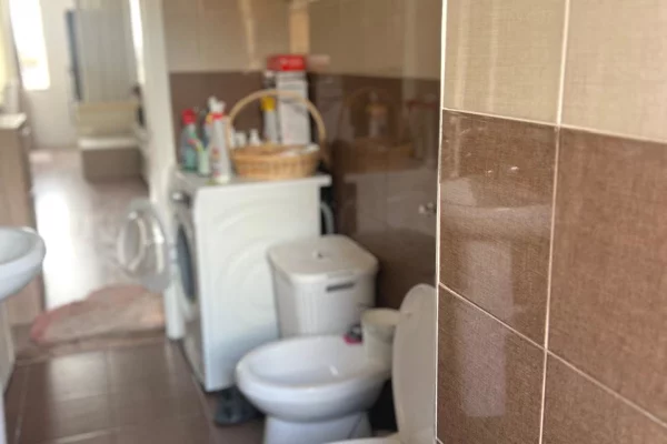 Shtepi ne shitje Apartament ne Tirane, 2+1, Mobilimi E mobiluar, Pagesa 138,500  Euro.