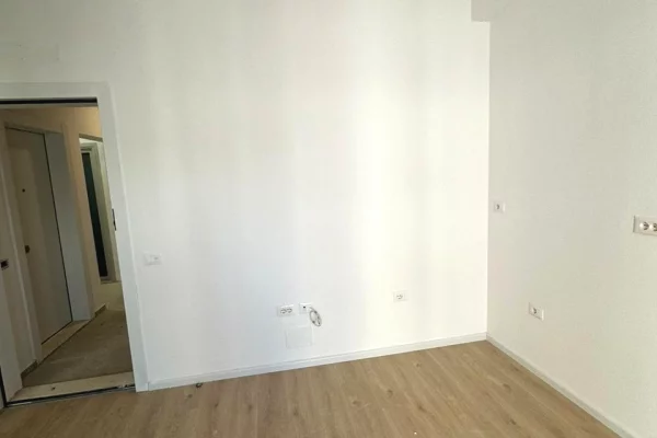 Shtepi ne shitje Apartament ne Tirane, Garsoniere, Mobilimi Bosh, pa mobiluar, Pagesa 62,000  Euro.