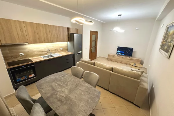 Shtepi ne shitje Apartament ne Tirane, 2+1, Mobilimi E mobiluar, Pagesa 130,000  Euro.