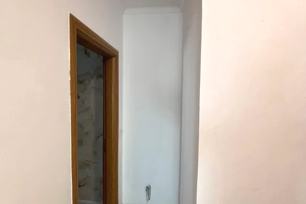 Shtepi ne shitje Apartament ne Tirane, 1+1, Mobilimi Bosh, pa mobiluar, Pagesa 135,000  Euro.