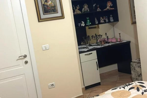 Shtepi me qera Apartament ne Tirane, 2+1, Mobilimi E mobiluar, Pagesa 50,000  Leke.