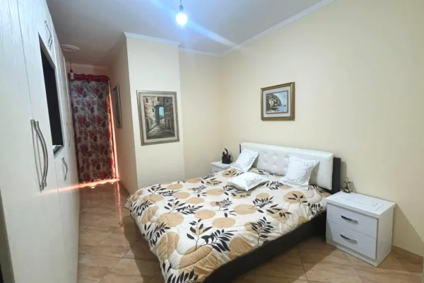 Shtepi me qera Apartament ne Tirane, 2+1, Mobilimi E mobiluar, Pagesa 50,000  Leke.