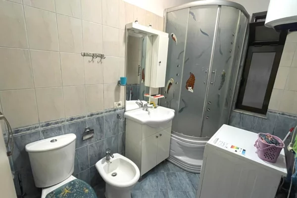 Shtepi me qera Apartament ne Tirane, 2+1, Mobilimi E mobiluar, Pagesa 50,000  Leke.