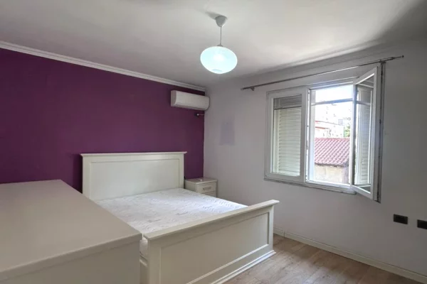 Shtepi ne shitje Apartament ne Tirane, 2+1, Mobilimi E mobiluar, Pagesa 160,000  Euro.
