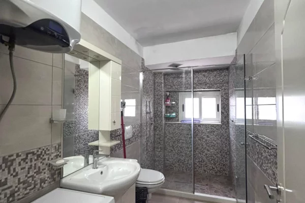 Shtepi ne shitje Apartament ne Tirane, 2+1, Mobilimi E mobiluar, Pagesa 160,000  Euro.