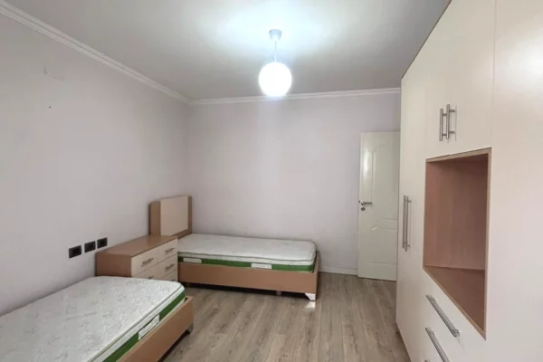 Shtepi ne shitje Apartament ne Tirane, 2+1, Mobilimi E mobiluar, Pagesa 160,000  Euro.
