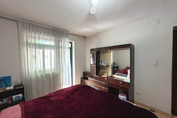 Shtepi ne shitje Apartament ne Tirane, 2+1, Mobilimi E mobiluar, Pagesa 130,000  Euro.