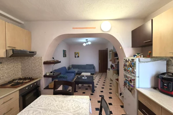 Shtepi ne shitje Apartament ne Tirane, 2+1, Mobilimi E mobiluar, Pagesa 130,000  Euro.