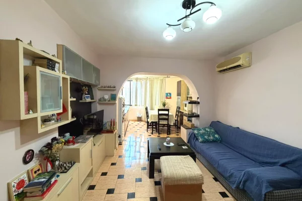 Shtepi ne shitje Apartament ne Tirane, 2+1, Mobilimi E mobiluar, Pagesa 130,000  Euro.