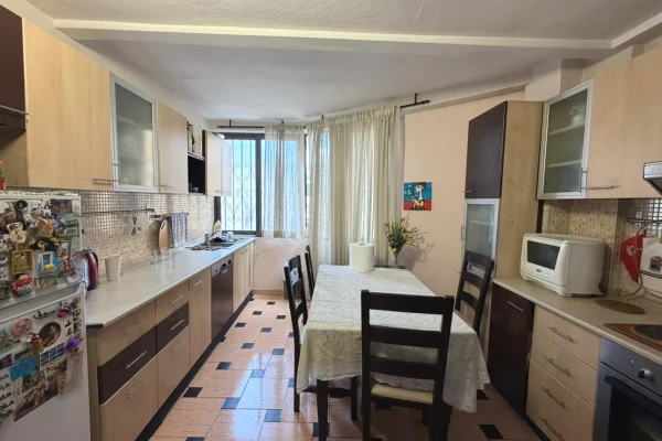 Shtepi ne shitje Apartament ne Tirane, 2+1, Mobilimi E mobiluar, Pagesa 130,000  Euro.