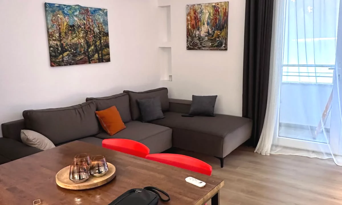 Shtepi ne shitje Apartament ne Tirane, 2+1, Mobilimi E mobiluar, Pagesa 160,000  Euro.