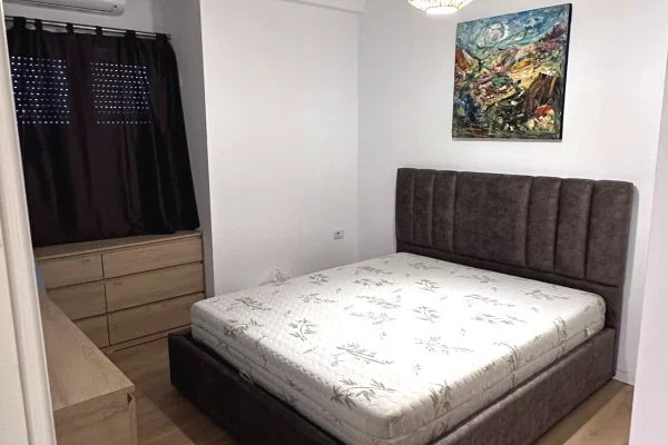 Shtepi ne shitje Apartament ne Tirane, 2+1, Mobilimi E mobiluar, Pagesa 160,000  Euro.