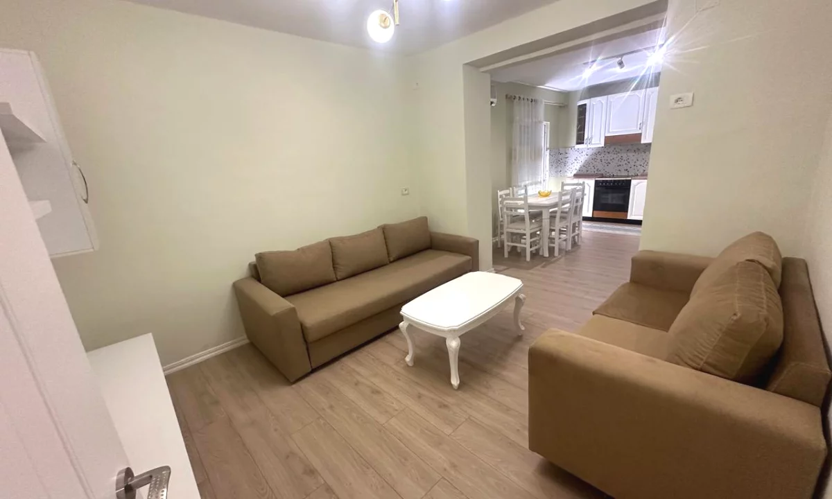 Shtepi me qera Apartament ne Tirane, 3+1, Mobilimi E mobiluar, Pagesa 60,000  Leke.