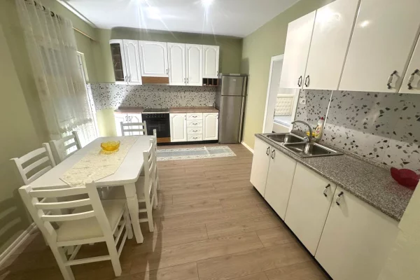 Shtepi me qera Apartament ne Tirane, 3+1, Mobilimi E mobiluar, Pagesa 60,000  Leke.