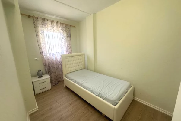 Shtepi me qera Apartament ne Tirane, 3+1, Mobilimi E mobiluar, Pagesa 60,000  Leke.
