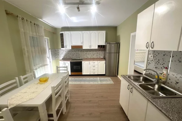 Shtepi me qera Apartament ne Tirane, 3+1, Mobilimi E mobiluar, Pagesa 60,000  Leke.