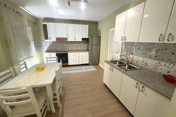 Shtepi me qera Apartament ne Tirane, 3+1, Mobilimi E mobiluar, Pagesa 60,000  Leke.