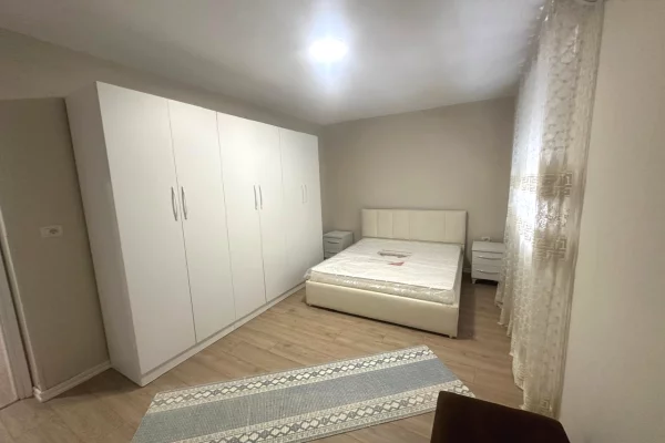 Shtepi me qera Apartament ne Tirane, 3+1, Mobilimi E mobiluar, Pagesa 60,000  Leke.