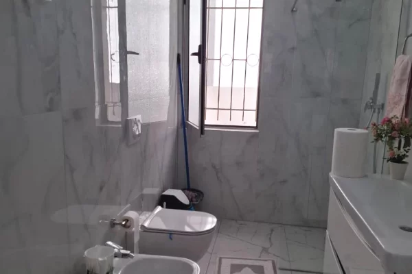 Shtepi ne shitje Apartament ne Tirane, 3+1, Mobilimi E mobiluar, Pagesa 220,000  Euro.