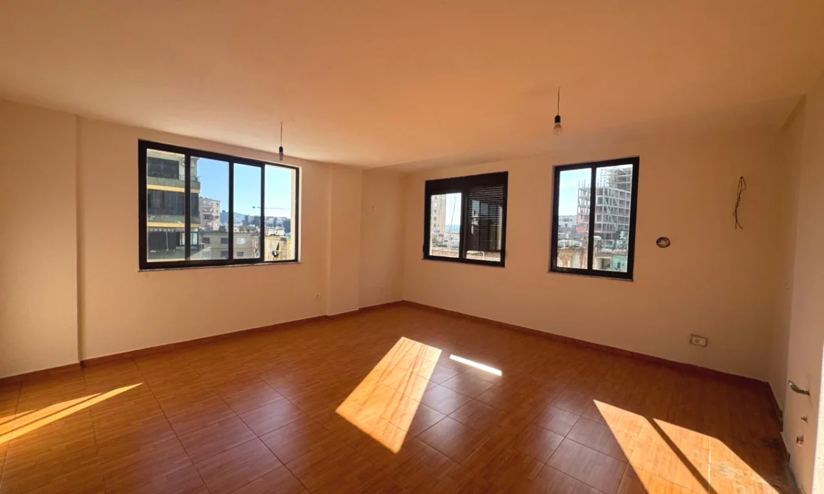 Shtepi ne shitje Apartament ne Tirane, 2+1, Mobilimi Bosh, pa mobiluar, Pagesa 130,000  Euro.