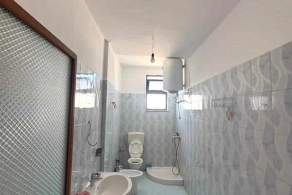 Shtepi ne shitje Apartament ne Tirane, 2+1, Mobilimi Bosh, pa mobiluar, Pagesa 130,000  Euro.