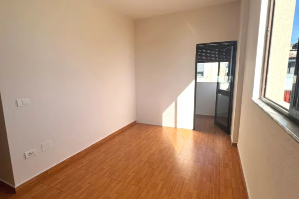 Shtepi ne shitje Apartament ne Tirane, 2+1, Mobilimi Bosh, pa mobiluar, Pagesa 130,000  Euro.
