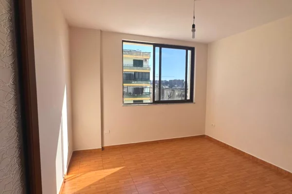 Shtepi ne shitje Apartament ne Tirane, 2+1, Mobilimi Bosh, pa mobiluar, Pagesa 130,000  Euro.
