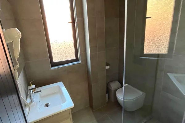 Shtepi ne shitje Apartament ne Tirane, Garsoniere, Mobilimi E mobiluar, Pagesa 110,000  Euro.
