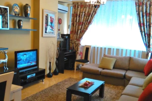 Shtepi ne shitje Apartament ne Tirane, 1+1, Mobilimi E mobiluar, Pagesa 125,000  Euro.