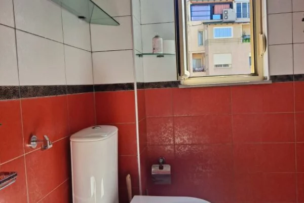 Shtepi ne shitje Apartament ne Tirane, 2+1, Mobilimi E mobiluar, Pagesa 260,000  Euro.