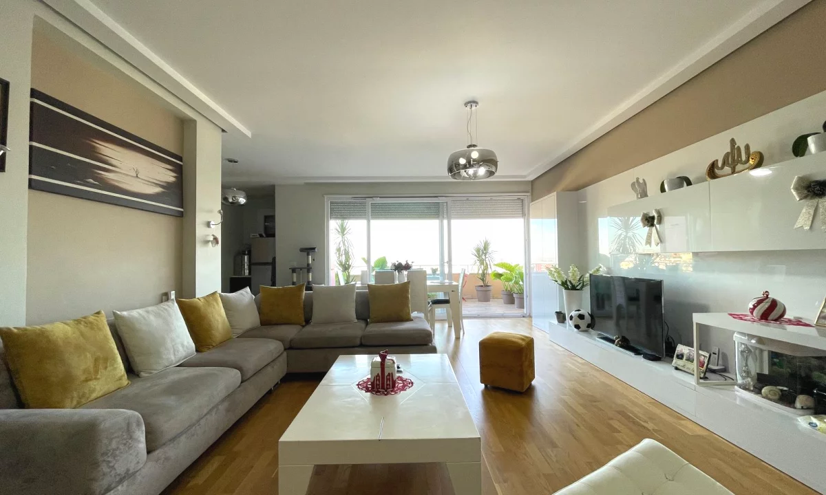 Shtepi ne shitje Apartament ne Tirane, 3+1, Mobilimi E mobiluar, Pagesa 3,600,000  Leke.